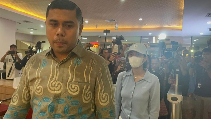 Nurul Azizah Rosiade atau Azizah Salsha, anak dari Wakil Ketua Komisi VI DPR, Andre Rosiade, mendatangi Bareskrim Polri, Jakarta Selatan, Selasa (12/8/2025). Azizah hendak membuat laporan terkait dugaan pencemaran nama baik.