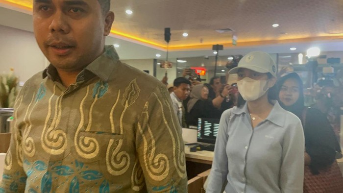 Nurul Azizah Rosiade atau Azizah Salsha, anak dari Wakil Ketua Komisi VI DPR, Andre Rosiade, mendatangi Bareskrim Polri, Jakarta Selatan, Selasa (12/8/2025). Azizah hendak membuat laporan terkait dugaan pencemaran nama baik.