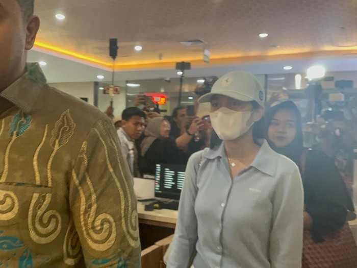Nurul Azizah Rosiade atau Azizah Salsha, anak dari Wakil Ketua Komisi VI DPR, Andre Rosiade, mendatangi Bareskrim Polri, Jakarta Selatan, Selasa (12/8/2025). Azizah hendak membuat laporan terkait dugaan pencemaran nama baik.