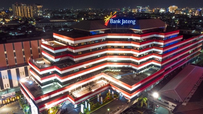 Bank Jateng meraih dua penghargaan bergengsi dari Bank CIMB Niaga. Dua penghargaan itu yakni kategori Excellence Funding Strategy dan juga penghargaan atas kesuksesan dalam melakukan transaksi Overnight Index Swap (OIS).