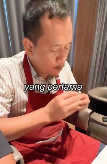 Begini Reaksi Penjual Sushi Gerobakan Makan Sushi Omakase Rp 4 Juta