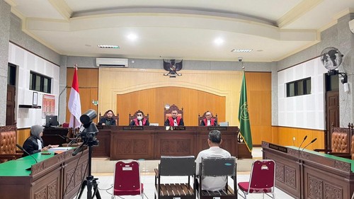 Bekas Kabid SMK Dikbud NTB, Ahmad Muslim, saat menjalani sidang tuntutan di Pengadilan Tipikor Mataram, Selasa (12/8/2025). (Foto: Dok Kejari Mataram)