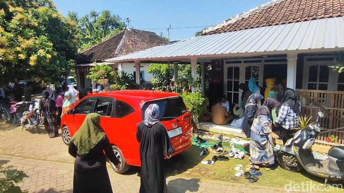 Suasana rumah duka M Haidar Musthofa (7) di Dusun Areng-areng, Desa Sambisirah, Kecamatan Wonorejo, Kabupaten Pasuruan