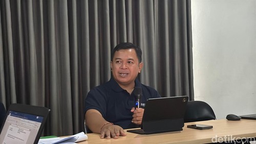 Kepala BPJS Kesehatan Cabang Klungkung, I Gusti Ngurah Catur Wiguna saat bertemu media di warung Chicn Cozy, Karangasem, Selasa (12/8/2025).