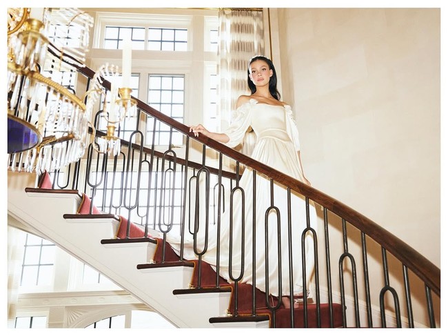 Bintang film ‘Lola’ ini terlihat cantik menawan berbalut gaun pengantin off-shoulder warna ivory, sementara Brooklyn tampil dalam setelan has hitam dan kemeja putih. Foto: Instagram/@nicolaannepeltzbeckham