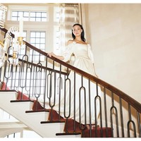 Bintang film ‘Lola’ ini terlihat cantik menawan berbalut gaun pengantin off-shoulder warna ivory, sementara Brooklyn tampil dalam setelan has hitam dan kemeja putih. Foto: Instagram/@nicolaannepeltzbeckham