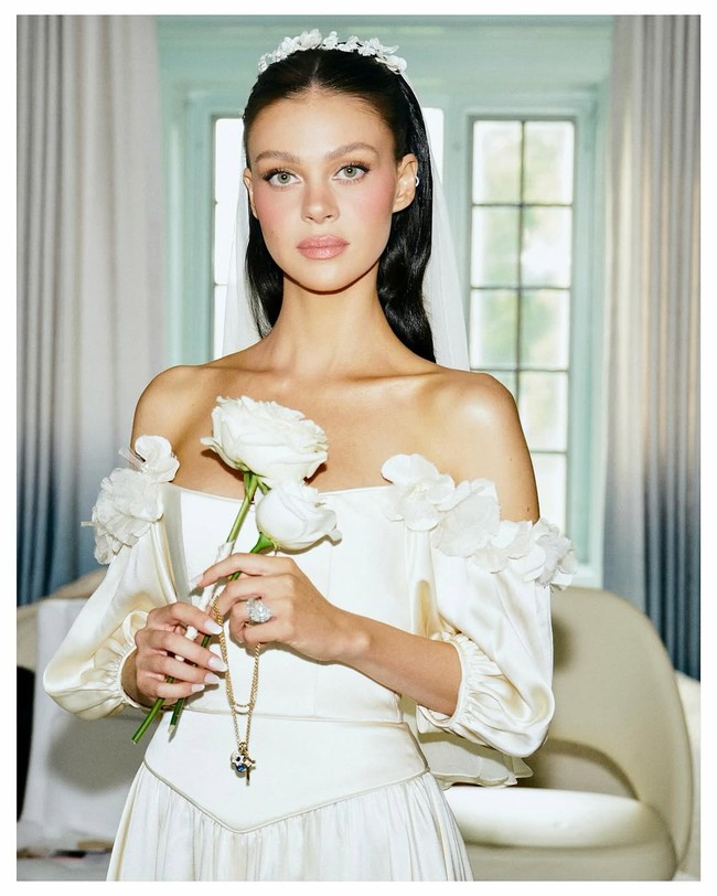 Nicola memilih riasan wajah natural bernuansa nude, dengan tatanan rambut half updo yang dibuat bervolume. Foto: Instagram/@nicolaannepeltzbeckham