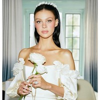 Nicola memilih riasan wajah natural bernuansa nude, dengan tatanan rambut half updo yang dibuat bervolume. Foto: Instagram/@nicolaannepeltzbeckham