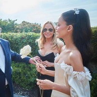 Lewat unggahan Instagram pada Senin (11/8/2025), Nicola membagikan momen-momen manis upacara tersebut, menunjukkan bagaimana seluruh anggota keluarganya hadir mendukung. Sementara itu, orang tua Brooklyn, David dan Victoria Beckham, tampak absen karena sedang berlibur di Eropa. Foto: Instagram/@nicolaannepeltzbeckham