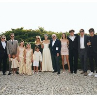 Rangkaian foto tersebut diakhiri dengan potret keluarga besar Peltz, termasuk sang ibu Claudia, kakak perempuan Brittany, serta kedua kakak laki-lakinya, Will dan Bradley, bersama anggota keluarga lainnya. Foto: Instagram/@nicolaannepeltzbeckham