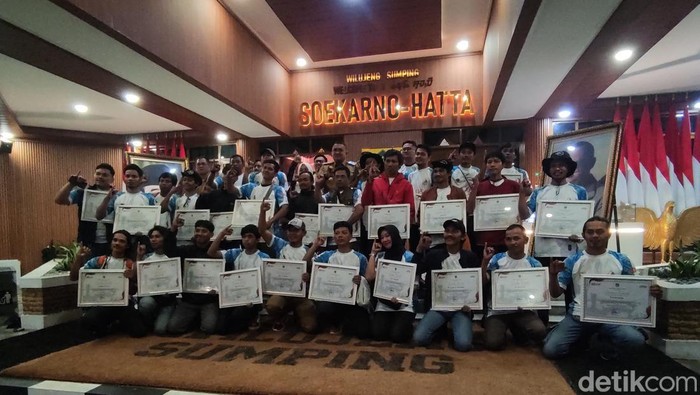 Bupati Bogor, Rudy Susmanto berfoto bersama pemanjat dari Federasi Panjat Tebing Indonesia (FPTI) Kabupaten Bogorusai pertemuan di Pendopo Soekarno-Hatta, Cibinong, Senin (11/8/2025) malam.