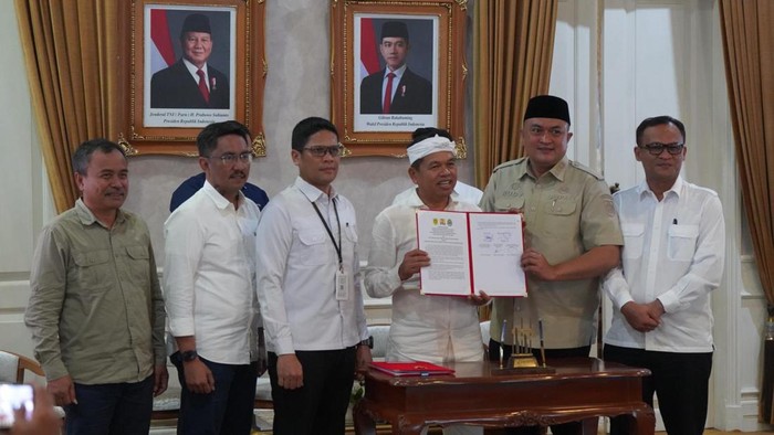 Bupati Bogor, Rudy Susmanto menandatanganani Nota Kesepahaman (MoU) dan Kesepakatan Bersama antara Pemerintah Kabupaten Bogor, Gubernur Jawa Barat, Balai Besar Wilayah Sungai (BBWS), dan Pengelolaan Sumber Daya Air (PSDA) di Pendopo Bupati Cianjur, Selasa (12/8/25).