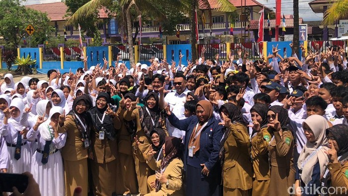 Bupati Kukar saat mengunjungi SMPN 3 Tenggarong