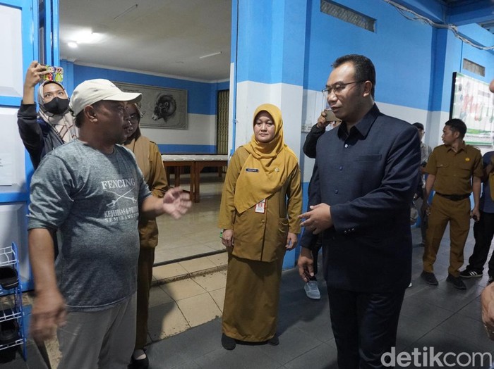 Bupati Sragen, Sigit Pamungkas, meninjau dapur MBG usai sejumlah siswa di Gemolong mengalami keracunan, Selasa (12/8/2025).