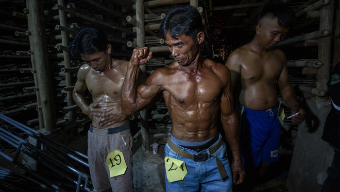 Buruh Pabrik Genting Jatiwangi Adu Otot di Lomba Binaraga Peserta menunjukkan ototnya saat mengikuti kontes binaraga antar Jebor (buruh pabrik genting) Jatiwangi Cup Super di pabrik genting Jawa Indah, Desa Pinangraja, Jatiwangi, Majalengka, Jawa Barat, Senin (11/8/2025). Kontes Binararga yang diikuti 33 pekerja pabrik genting di Jatiwangi itu digelar dalam rangka memperingati HUT ke-80 Republik Indonesia. ANTARA FOTO/Dedhez Anggara/bar