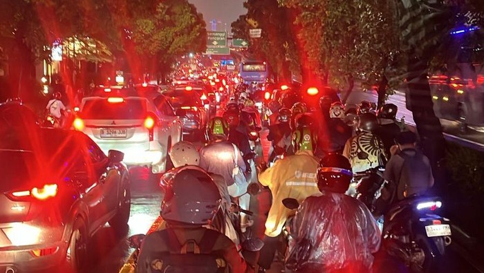 Bus TransJ mengalami keterlambatan karena kemacetan malam ini (dok TransJakarta)