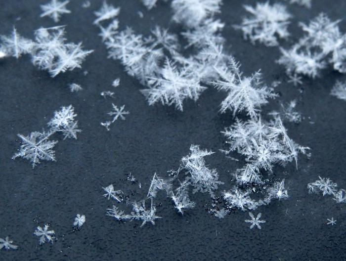 Butiran salju atau es