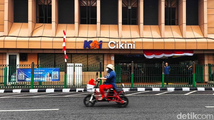 Sejumlah warga terlihat nekat melompati pagar Stasiun KAI Cikini, Jakarta Pusat, Selasa (12/8/2025). Aksi ini masih menjadi pemandangan sehari-hari.