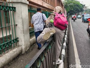 Video: Warga Protes Pagar Stasiun Cikini Ditinggikan, KAI Merespons