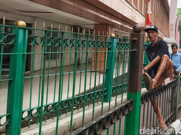 Cegah Aksi Lompat, Pagar Stasiun Cikini Ditinggikan