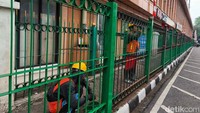 Pagar yang awalnya setinggi pinggang kini dibuat lebih tinggi dari rata-rata orang dewasa dengan material kokoh dan sulit dipanjat.  