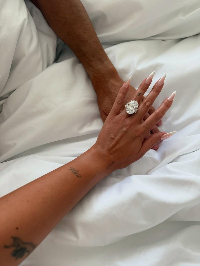 Inilah momen terbaru Georgina Rodriguez pamer cincin di jari manisnya di foto yang diunggahnya ke Instagram pada 11 Agustus 2025. Keterangan yang ditulisnya di Instagram mengisyaratkan dia dilamar Cristiano Ronaldo. “Ya, saya bersedia. Dalam hal ini dan untuk seluruh hidup saya,” tulisnya. Foto: Instagram/@georginagio