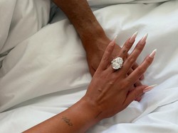 Georgina Rodriguez Pamer Cincin Berlian Besar dari Ronaldo, Resmi Bertunangan Georgina Rodriguez Pamer Cincin Berlian Besar dari Ronaldo, Resmi Bertunangan