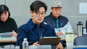 Park Hee Soon memerankan James yang dapat diandalkan. Dia jadi pemimpin tim penipu bareng Yi Rang buat sebuah misi penting. (Foto: dok. Coupang Play)