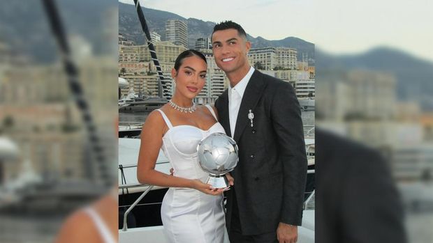 Cristiano Ronaldo melamar Georgina dengan cincin yang tak biasa. Dia memberikan sang pujaan hati cincin berlian raksasa yang di unggah oleh Georgina di laman instagram pribadinya. (Instagram/georginagio)