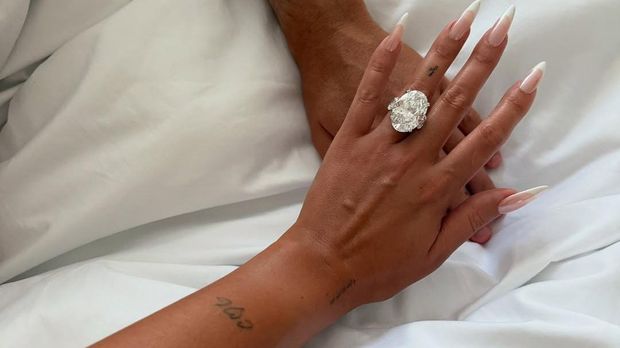 Cristiano Ronaldo melamar Georgina dengan cincin yang tak biasa. Dia memberikan sang pujaan hati cincin berlian raksasa yang di unggah oleh Georgina di laman instagram pribadinya. Cristiano Ronaldo melamar Georgina dengan cincin yang tak biasa. Dia memberikan sang pujaan hati cincin berlian raksasa yang di unggah oleh Georgina di laman instagram pribadinya. (Instagram/georginagio)