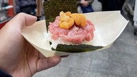 Ketika ke Osaka, Jepang, pria yang terlibat dalam beberapa bidang bisnis ini sempat jajan di vending machine. Ia dan Patricia memilih jenis minuman kaleng yang sama. Foto: Instgaram @darmamh