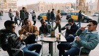 Pria yang juga aktif dalam berbagai kegiatan sosial dan komunitas ini juga sempat membagikan momen kumpul bersama kerabat. Mereka nongkrong di sebuah kafe untuk menikmati kopi dan makanan lain. Foto: Instgaram @darmamh