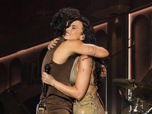 Demi Lovato Padukan Bikini & Jeans Belel Rp 22 Juta di Konser Jonas Brothers