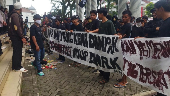 Demo warga di Kantor Bupati Pandeglang. (Aris Rivaldo/detikcom)