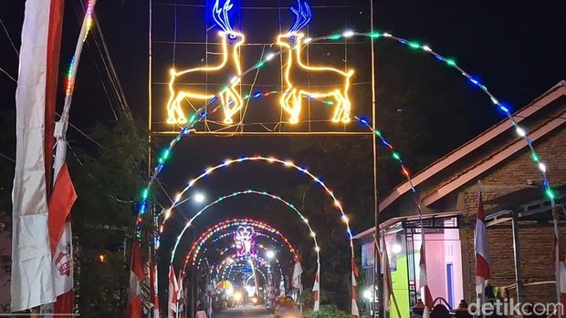 Suasana malam di Desa Kandang, Kecamatan Comal, Kabupaten Pemalang, bertabur lampu warna warni.