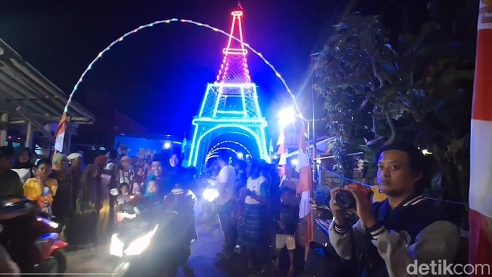 Suasana malam di Desa Kandang, Kecamatan Comal, Kabupaten Pemalang, bertabur lampu warna warni.