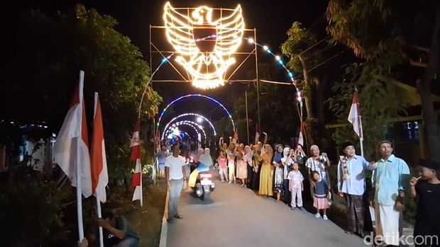Suasana malam di Desa Kandang, Kecamatan Comal, Kabupaten Pemalang, bertabur lampu warna warni.
