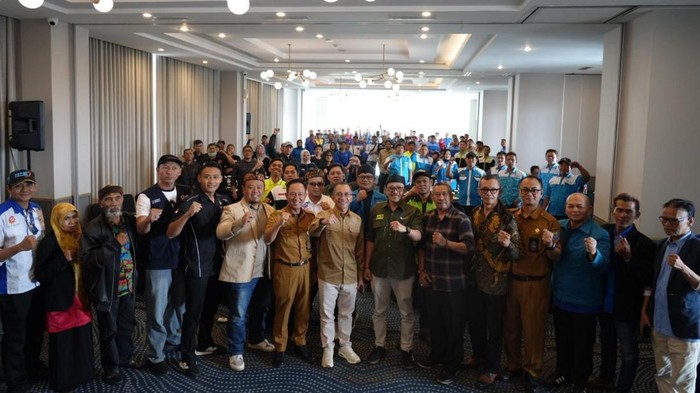 DPRD Kota Bandung bersama organisasi buruh.