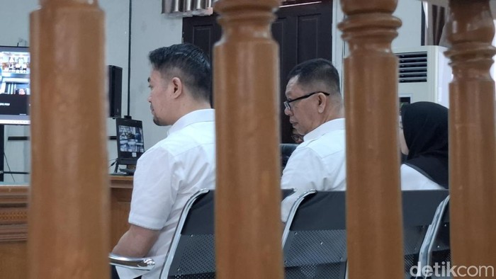 Eks Pj Wali Kota Pekanbaru Risnandar Mahiwa saat sidang. (Raja Adil Siregar/detikSumut)