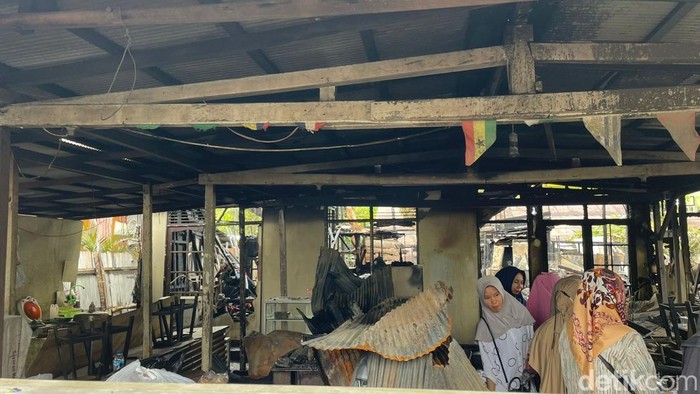Eks rumah dinas TNI AD di Banjarmasin terbakar.