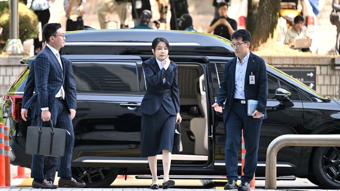 Ekspresi Muram Eks Ibu Negara Korsel Hadiri Sidang Penahanan South Korea's former first lady Kim Keon Hee, wife of impeached former president Yoon Suk Yeol, arrives at a court to attend a hearing to review her arrest warrant requested by special prosecutors at the Seoul Central District Court, in Seoul, South Korea August 12, 2025. JUNG YEON-JE/Pool via REUTERS