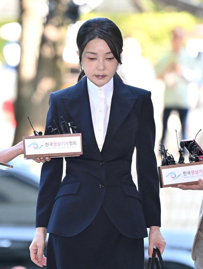 Kasus Kim berjalan seiring dengan perkara hukum sang suami. Yoon Suk Yeol dinyatakan bersalah atas penerimaan suap senilai sekitar Rp 12 miliar dan divonis lima tahun penjara. Vonis tersebut semakin memperburuk citranya di mata publik, hingga ia disebut sebagai salah satu presiden paling tercoreng dalam sejarah Korea Selatan. Foto: via REUTERS/JUNG YEON-JE