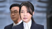 Jaksa khusus menilai penahanan diperlukan guna mencegah kemungkinan penghilangan barang bukti atau memengaruhi saksi. Tim pembela Kim membantah tuduhan dan menyebut proses hukum tidak adil. REUTERS/Jung Yeon-Je