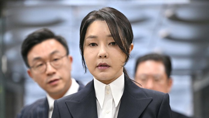 Ekspresi Muram Eks Ibu Negara Korsel Hadiri Sidang Penahanan South Korea's former first lady Kim Keon Hee, wife of impeached former president Yoon Suk Yeol, arrives at a court to attend a hearing to review her arrest warrant requested by special prosecutors at the Seoul Central District Court, in Seoul, South Korea August 12, 2025. JUNG YEON-JE/Pool via REUTERS