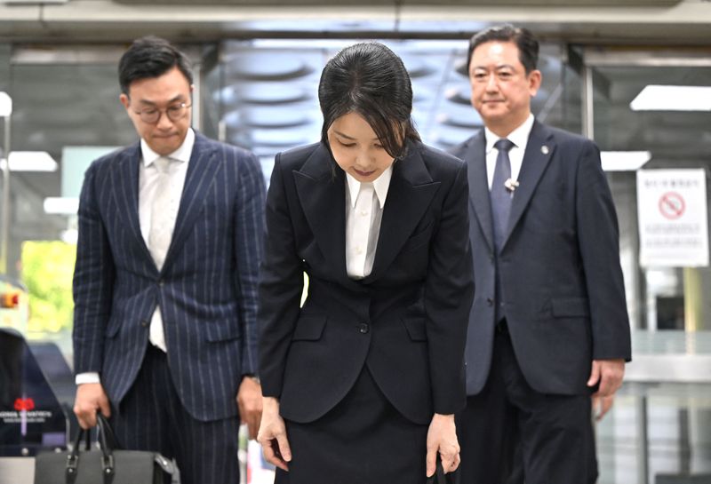 South Korea's former first lady Kim Keon Hee, wife of impeached former president Yoon Suk Yeol, arrives at a court to attend a hearing to review her arrest warrant requested by special prosecutors at the Seoul Central District Court, in Seoul, South Korea August 12, 2025.     JUNG YEON-JE/Pool via REUTERS