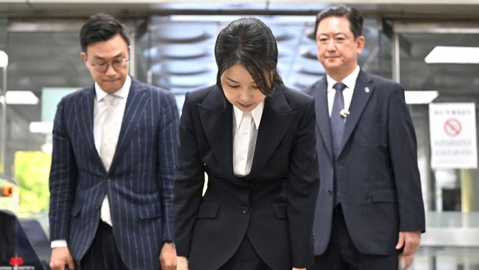 South Korea's former first lady Kim Keon Hee, wife of impeached former president Yoon Suk Yeol, arrives at a court to attend a hearing to review her arrest warrant requested by special prosecutors at the Seoul Central District Court, in Seoul, South Korea August 12, 2025.     JUNG YEON-JE/Pool via REUTERS