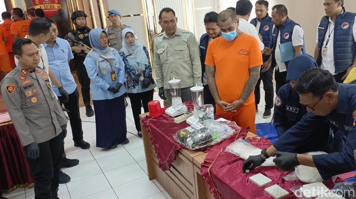 Foto pemusnahan barang bukti sabu yang juga disaksikan tersangka bernama Doni Kurniawan, Selasa (12/8/2025).