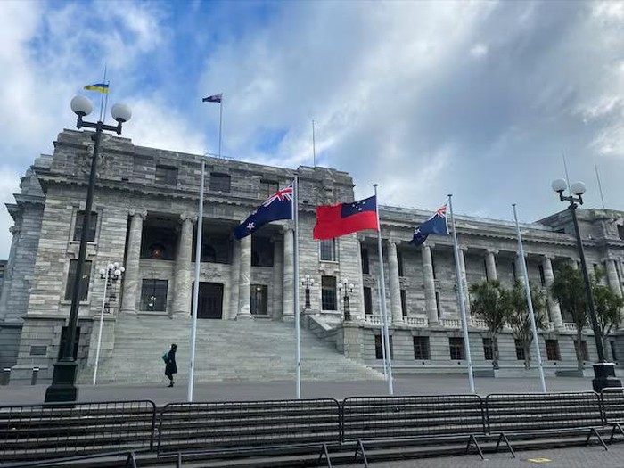 A pedestrian walks past the New Zealand Parliament Buildings in Wellington, New Zealand, June 14, 2022. REUTERS/Lucy Craymer/File Photo Purchase Licensing Rights