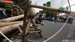 Geliat Pembuatan Batang Pinang Jelang HUT ke-80 RI