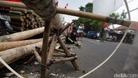 Pekerja menyelesaikan pembuatan batang pohon pinang di kawasan Manggarai, Jakarta, Selasa (12/8/2025). Permintaan pembuatan batang pohon pinang meningkat menjelang HUT ke-80 RI.  